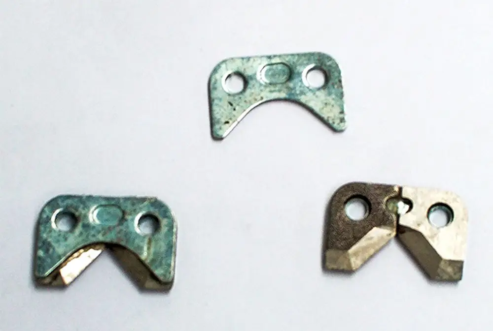 Drei Metallteile in unterschiedlichen Formen und Farben, die möglicherweise als Schnittwerkzeuge für Heizungsrohre von Daikin dienen könnten.